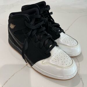 Air Jordan 1 Retro Mid GS ‘Gold and Gum’ (Size 8 Women, 7 Youth)